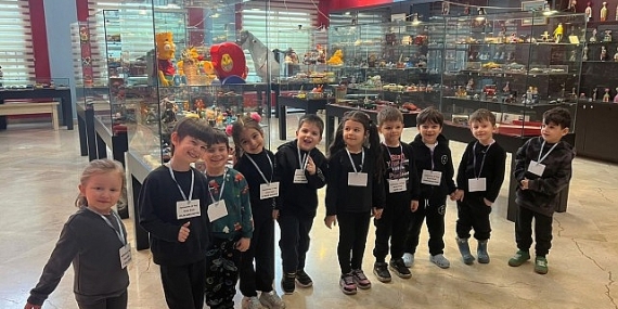 Kreş öğrencileri, dinozor ve oyuncak müzesini ziyaret etti