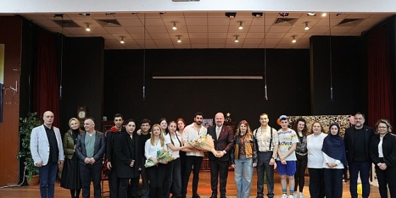Menemenli oyuncular sahnede yıldızlaştı
