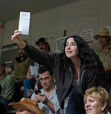 netflix-dan-levy-imzali-ve-oyuncu-kadrosunda-boran-kuzumun-da-yer-aldigi-big-mistakesin-resmi-fragmanini-paylasti.jpg