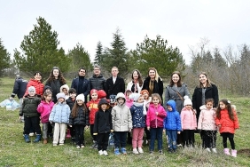 orman-haftasinda-minik-eller-fidanlari-toprakla-bulusturdu.jpg
