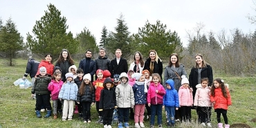 orman-haftasinda-minik-eller-fidanlari-toprakla-bulusturdu.jpg