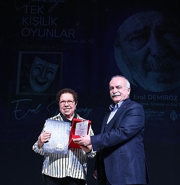 tiyatronun-ceyrek-asirlik-yolculugu-cankayada-basladi.jpg