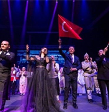 uyan-memet-canakkale-ruhunu-sahneye-tasidi.jpg