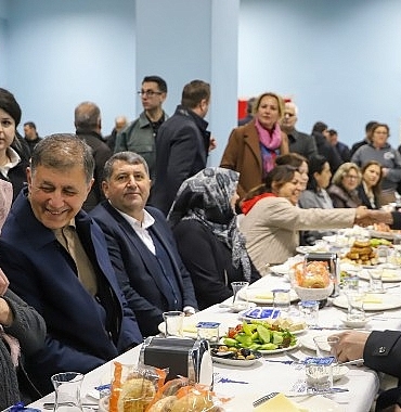 zeytinovada-gonuller-ayni-sofrada-bulustu-sahurun-bereketi-birlikte-paylasildi.jpg