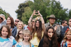 15-uluslararasi-alacati-ot-festivalinin-gorkemli-korteji-ve-23-nisan-gururu-bir-arada.jpg