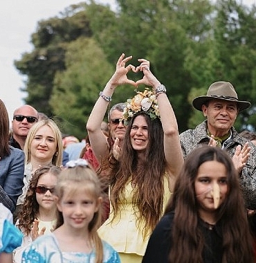 15-uluslararasi-alacati-ot-festivalinin-gorkemli-korteji-ve-23-nisan-gururu-bir-arada.jpg