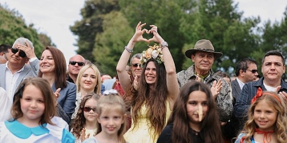 15. Uluslararası Alaçatı Ot Festivali’nin görkemli korteji ve 23 Nisan gururu bir arada