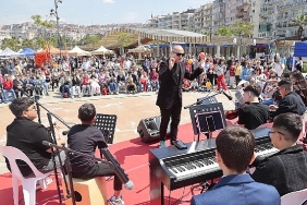 23-nisan-coskusu-konaktan-yayildi-cocuk-senligine-yogun-ilgi.jpg