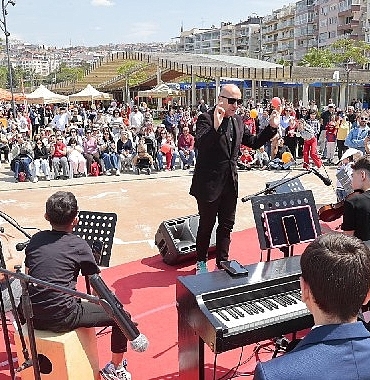 23-nisan-coskusu-konaktan-yayildi-cocuk-senligine-yogun-ilgi.jpg
