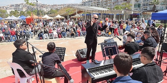 23 Nisan coşkusu Konak’tan yayıldı: Çocuk Şenliği’ne yoğun ilgi