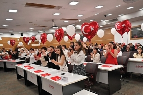 23-nisan-ruhu-bornovada-cocuklarin-sesiyle-yukseldi.jpg