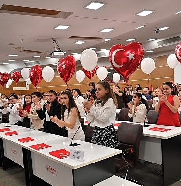 23-nisan-ruhu-bornovada-cocuklarin-sesiyle-yukseldi.jpg