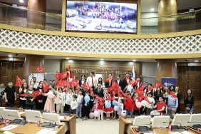 antalya-buyuksehir-meclisinde-koltuklar-cocuklarda.jpg