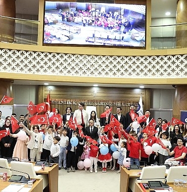 antalya-buyuksehir-meclisinde-koltuklar-cocuklarda.jpg