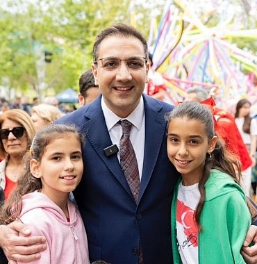 balcovada-23-nisan-coskusu-zirveye-ulasti-meydanlar-cocuklarin-nesesiyle-doldu.jpg