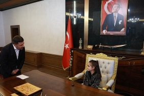 baskan-rasim-ari-23-nisanda-koltugu-cocuklara-devretti.jpg