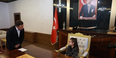 baskan-rasim-ari-23-nisanda-koltugu-cocuklara-devretti.jpg