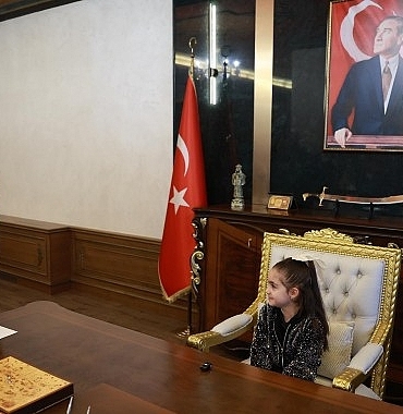 baskan-rasim-ari-23-nisanda-koltugu-cocuklara-devretti.jpg