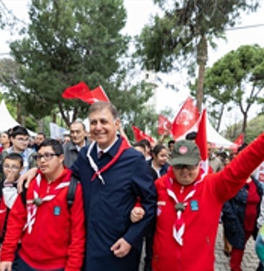baskan-tugay-cocuklarla-23-nisan-coskusunu-paylasti.jpg