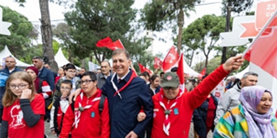 Başkan Tugay çocuklarla 23 Nisan coşkusunu paylaştı