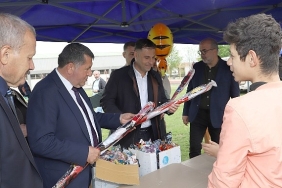 bayindirda-23-nisan-coskusu-gokyuzune-tasindi-stadyumda-ucurtma-senligi.jpg