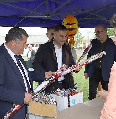 bayindirda-23-nisan-coskusu-gokyuzune-tasindi-stadyumda-ucurtma-senligi.jpg