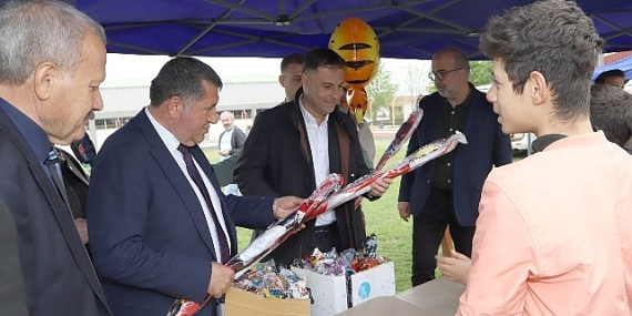 Bayındır’da 23 Nisan Coşkusu Gökyüzüne Taşındı: Stadyumda Uçurtma Şenliği