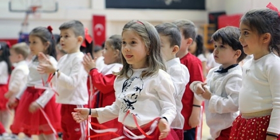 Bayraklı’da 23 Nisan Programları Çocukların Yoğun Katılımıyla Devam Ediyor