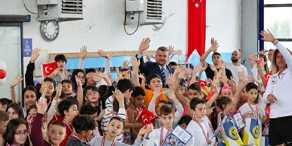 Buca’da 23 Nisan coşkusu havuza taşındı