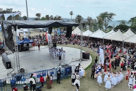 cocuk-festivali-galasi-renkli-goruntulere-sahne-oldu.jpg