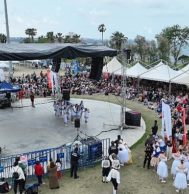 cocuk-festivali-galasi-renkli-goruntulere-sahne-oldu.jpg