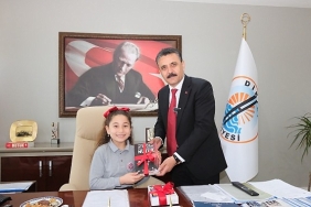 dikilide-23-nisan-coskusu-sokaklara-tasti.jpg