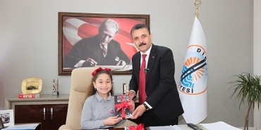 dikilide-23-nisan-coskusu-sokaklara-tasti.jpg