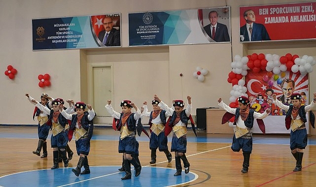 edremitte-23-nisan-coskuyla-kutlandi.jpg