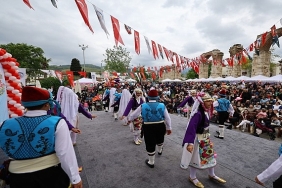 efes-selcukta-23-nisan-coskusu-cocuklar-bayramlarini-senlikle-kutladi.jpg