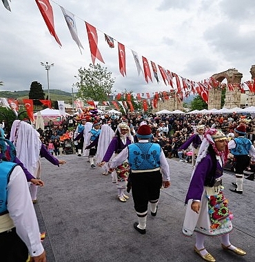 efes-selcukta-23-nisan-coskusu-cocuklar-bayramlarini-senlikle-kutladi.jpg