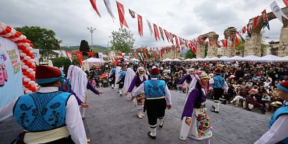 Efes Selçuk’ta 23 Nisan Coşkusu: Çocuklar Bayramlarını Şenlikle Kutladı