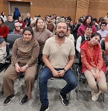 engin-benli-goncaya-hayran-kaldi.jpg