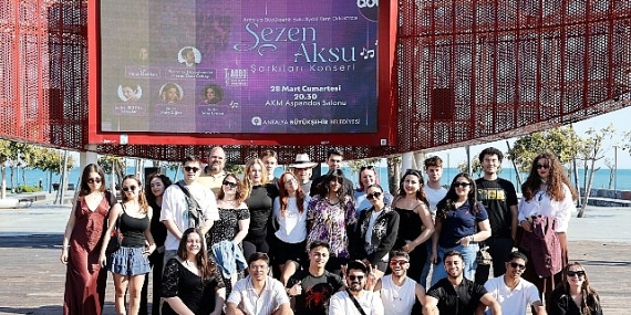 Erasmuslu gençlerden mini konser