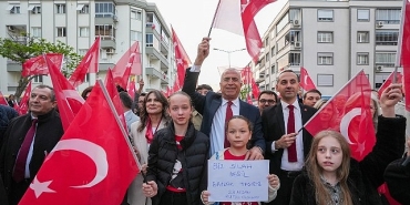 gaziemirde-23-nisan-coskusu-kortejle-taclandi.jpg