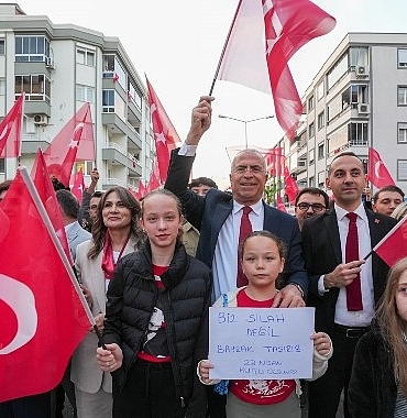 gaziemirde-23-nisan-coskusu-kortejle-taclandi.jpg