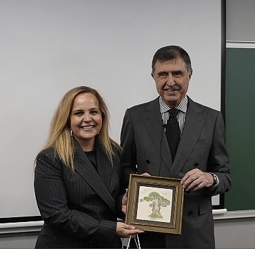 gelecegin-profesyonelleri-ahmet-pura-ile-hayat-gunesli-bir-saganak-konferansinda-bir-araya-geldi.jpg