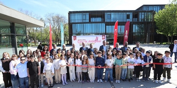 İnegöl’ün Küçük Sanatçılarının Eserleri 23 Nisan Özel Sergisinde Görücüye Çıktı
