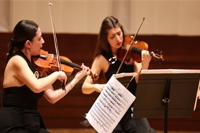 izmir-oda-orkestrasi-yine-ayakta-alkislandi.jpg