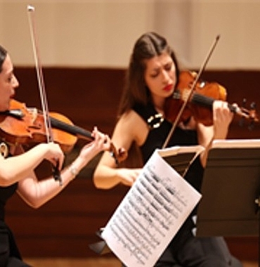 izmir-oda-orkestrasi-yine-ayakta-alkislandi.jpg