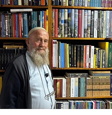 kitap-tutkunu-bir-omrun-yeni-duragi-alev-alatli.jpg