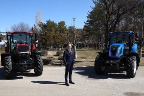 konya-tarim-fuarinda-turktraktor-standini-ziyaret-edenlere-new-holland-t580b-kazanma-firsati.jpg