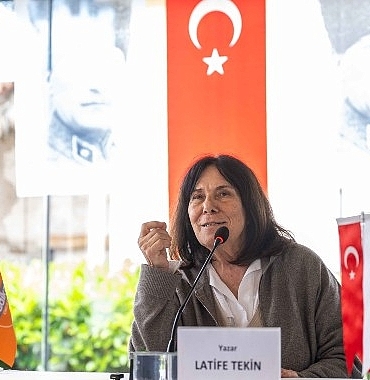 latife-tekin-bornovada-genclerle-bulustu-sizin-dunyanizi-cok-merak-ediyorum.jpg