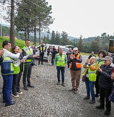 maltepede-belediye-gonullu-is-birligiyle-ormanlik-alan-coplerden-arindirildi.jpg