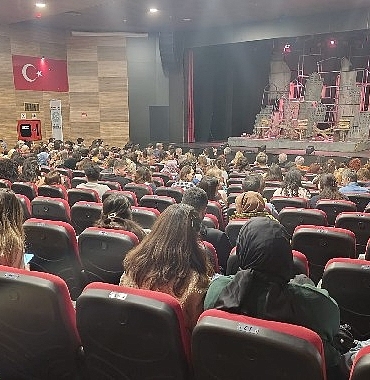 manisa-sehir-tiyatrosu-sen-istanbuldan-daha-guzelsin-oyununu-agirladi.jpg
